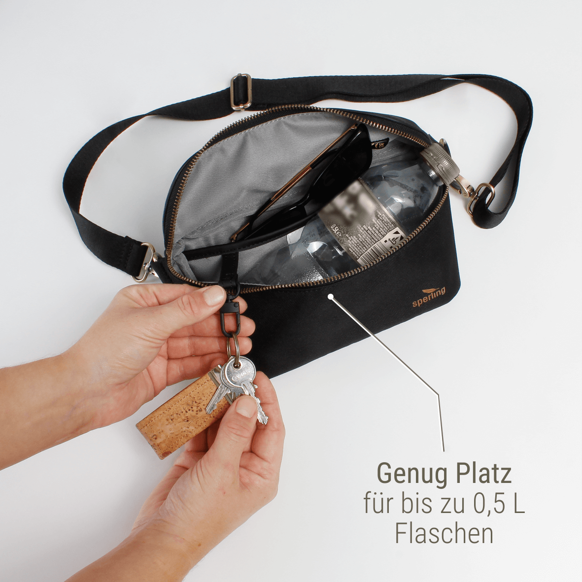 Platz für 0,5 Liter Flasche in Bauchtasche #Farbe_Raven Midnight