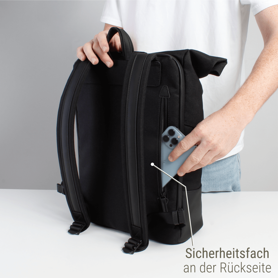 schwarzer Rolltop Rucksack #Farbe_Raven Midnight