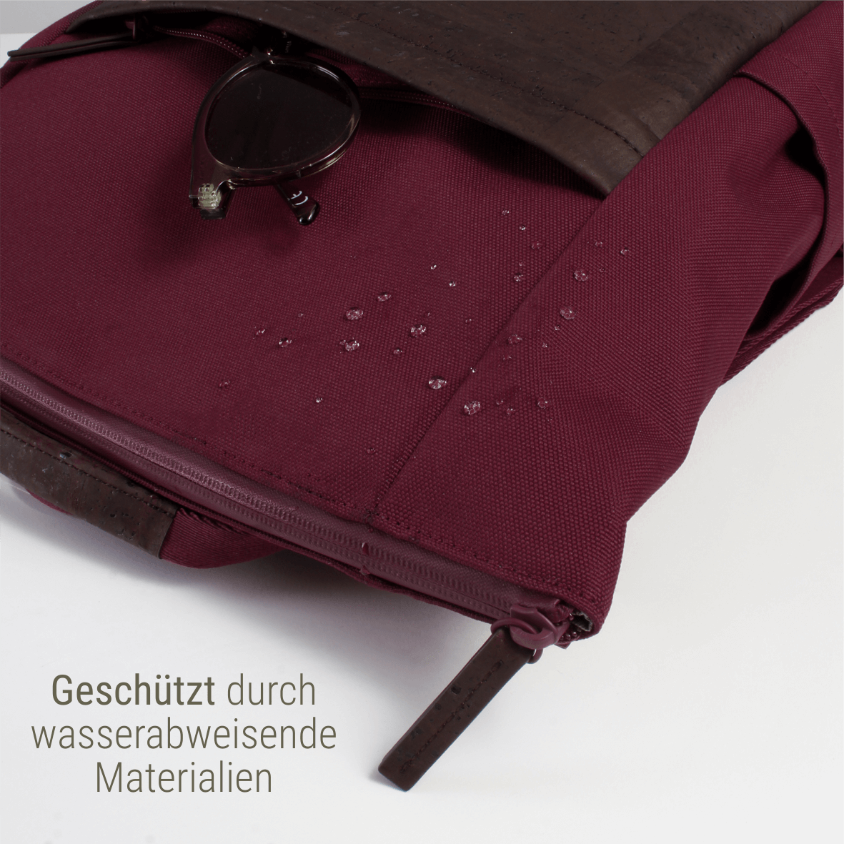 Nachhaltiger Rucksack aus Kork mit Flaschenfach in rot #Farbe_Robin Chocolate