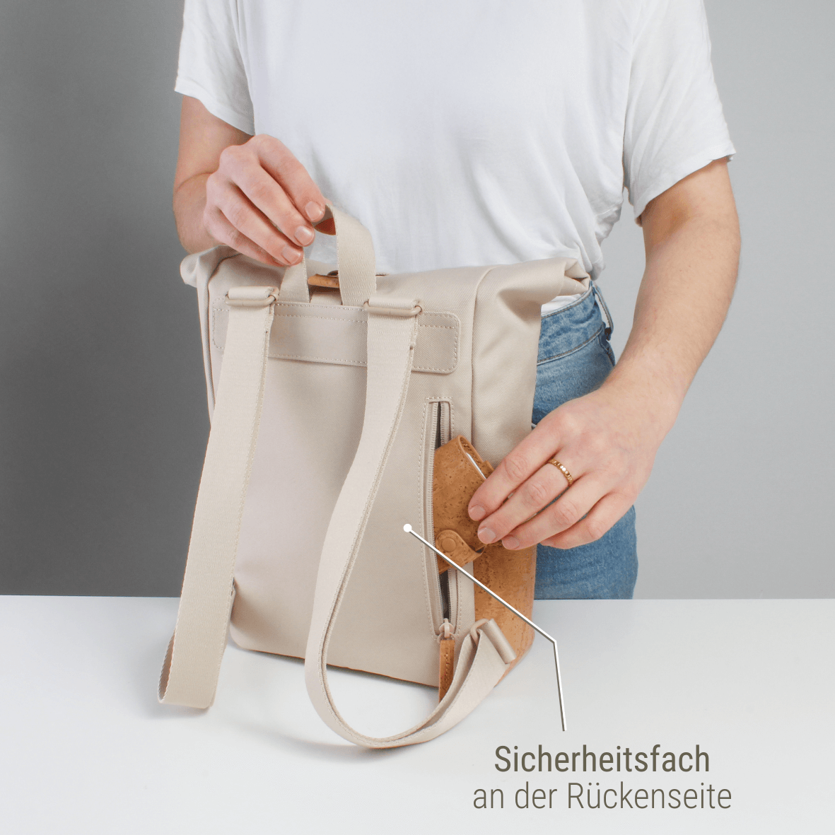 Nachhaltiger Rucksack mit Fach am Rücken #Farbe_Stork Cream