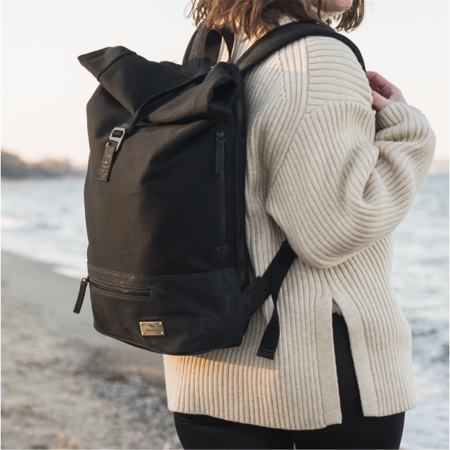 Nachhaltiger Rolltop Rucksack für Damen in schwarz